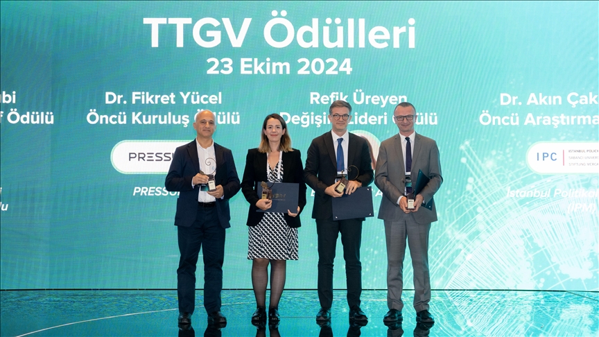 Dr. ÃÄr. Ãyesi Berat HaznedaroÄlu'na mikroalg Ã§alÄ±ÅmalarÄ± iÃ§in Ã¶dÃ¼l