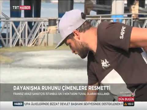 Dayanışma ruhunu çimenlere resmetti