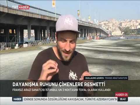 Dayanışma ruhunu simgelemek amacıyla çimenlere resmetti