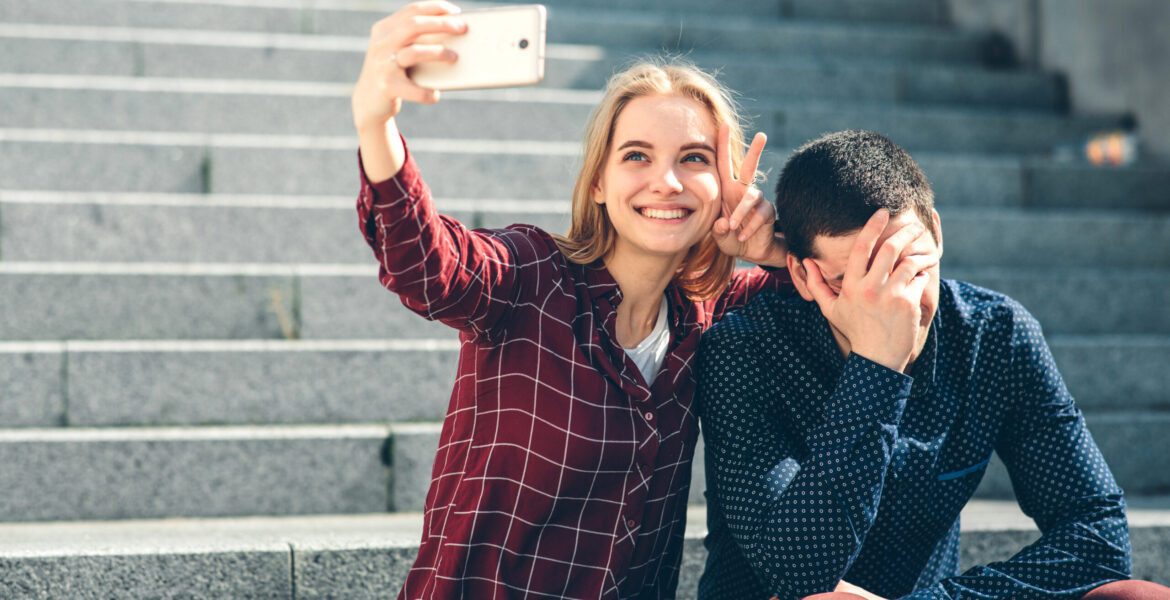 SELFİTİS:SELFİE ÇEKMEK YENİ BİR BAĞIMLILIK MI ?