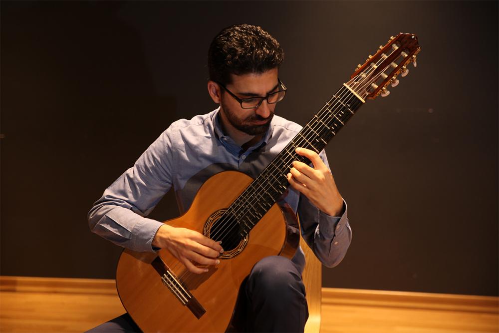 Tolgahan Çoğulu mikrotonal gitarla dünya birincisi oldu
