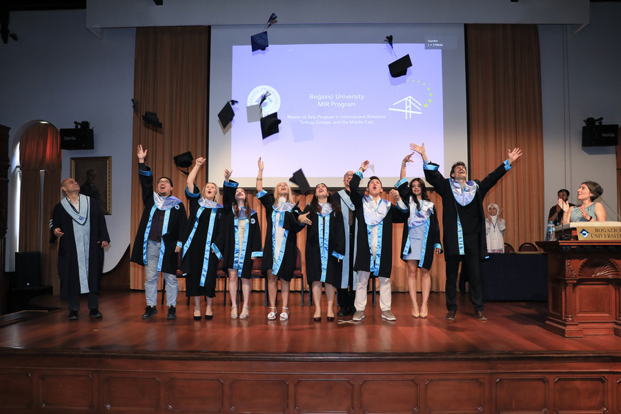 İkinci Öğretim Yüksek Lisans Mezunlarımız Diplomalarını Aldı