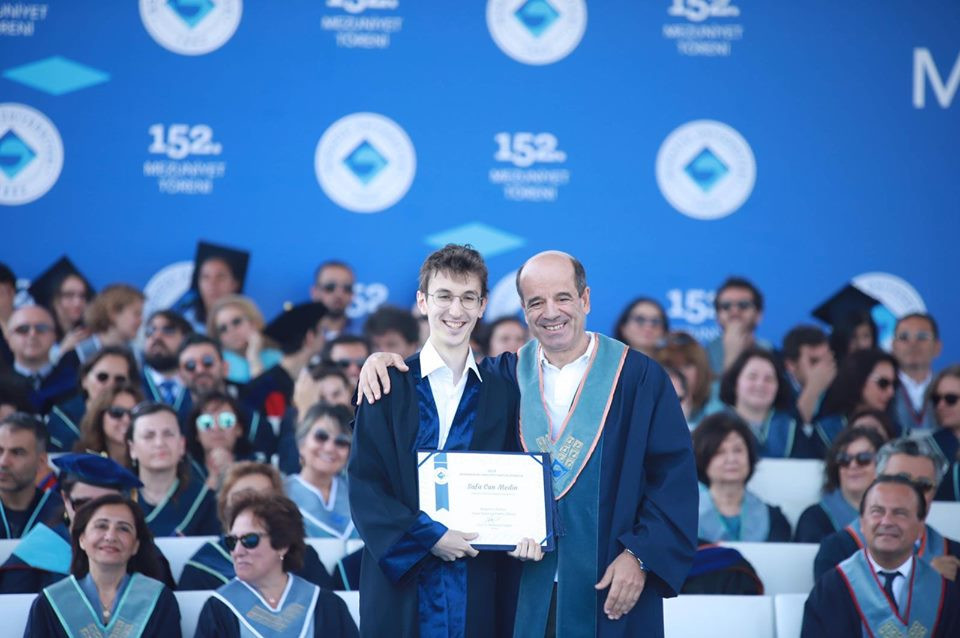 Bölümümüz mezunu Safa Can Medin Mühendislik Fakültesi birincisi oldu.