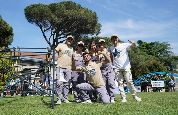 Design & Construct Çelik Köprü Yarışması'nda çeşitli üniversitelerden takımlar köprülerini sergiledi.