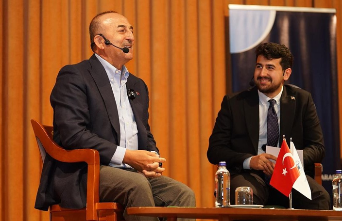 Dışişleri Eski Bakanı Mevlüt Çavuşoğlu Boğaziçi Üniversitesi Siyaset Bilimi ve Uluslararası İlişkiler Kulübü'nün etkinliğinde öğrencilerle buluştu.
