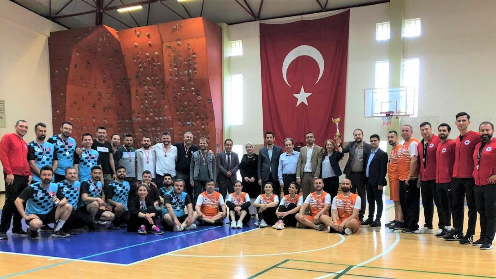 Personel Voleybol Şampiyonası'nda kazanan Yapı İşleri ve Teknik Daire Başkanlığı