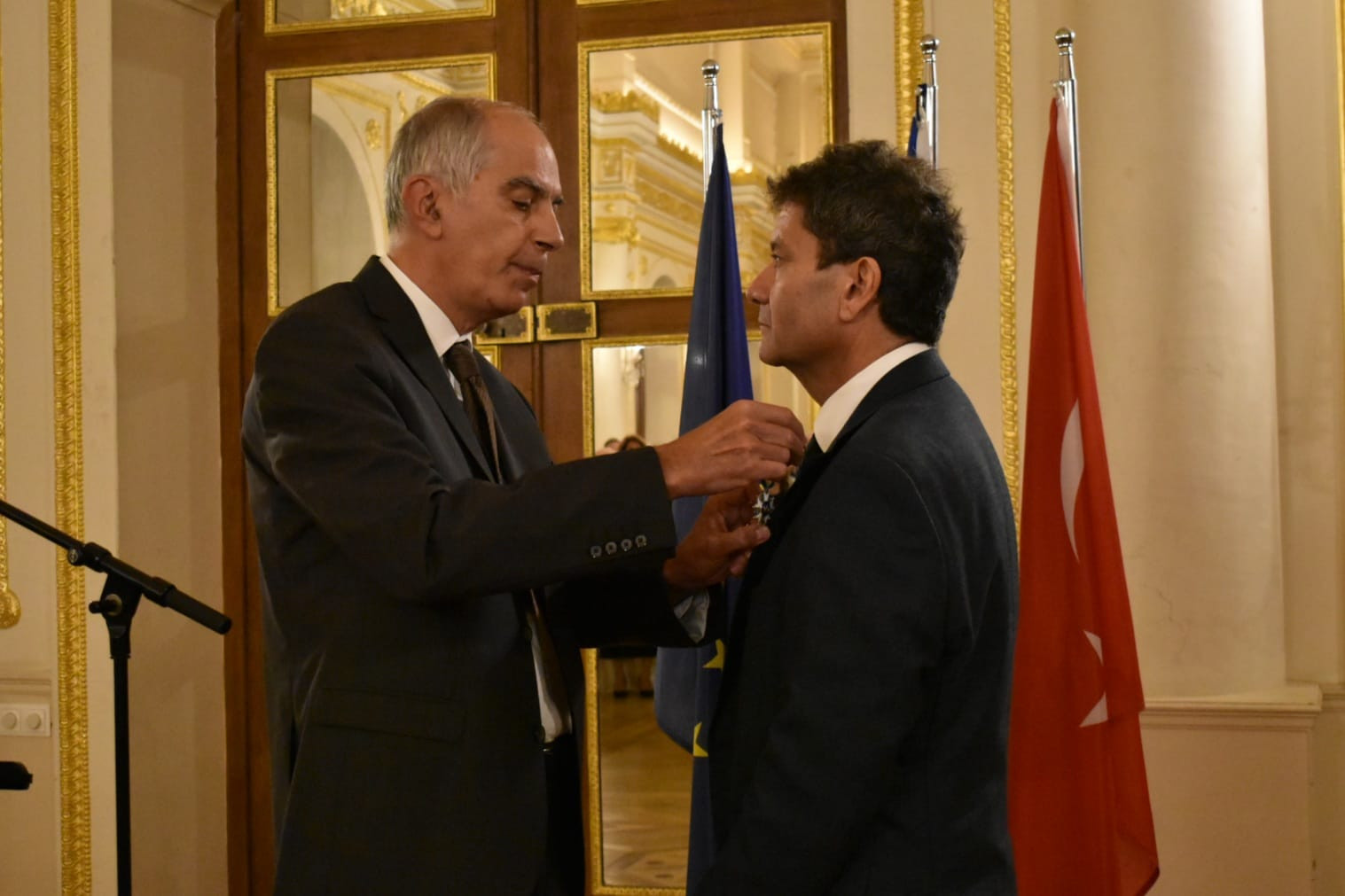 Prof. Dr. Edhem Eldem'e Légion d'honneur nişanı
