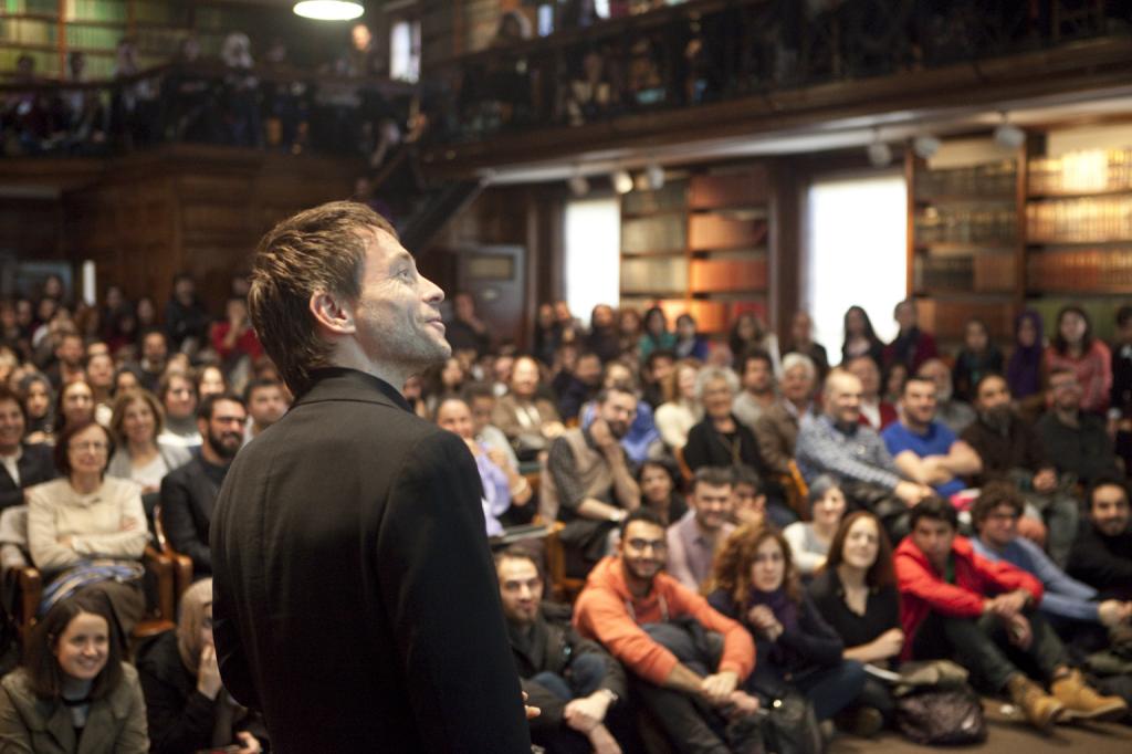 “Makinelerden çok insanlığa ihtiyacımız var”