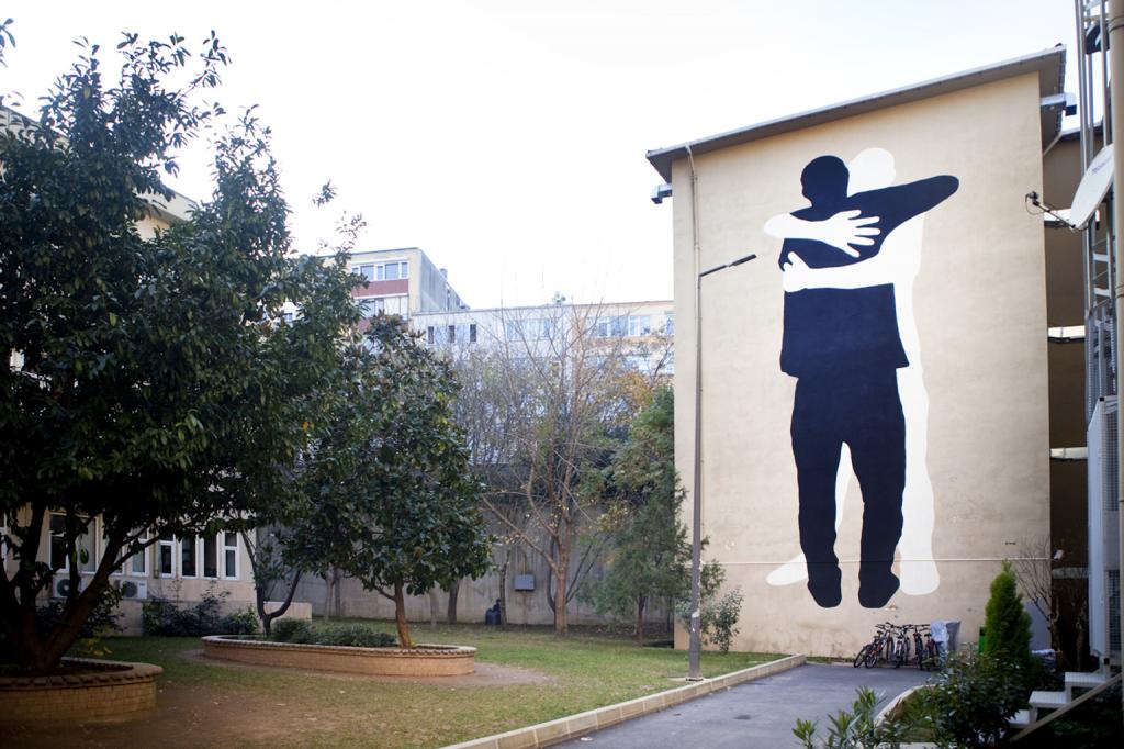 İranlı sokak sanatçıları Boğaziçi'nin duvarlarını boyuyor