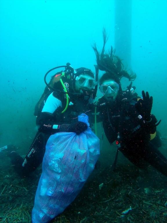 Boğaziçili dalgıçlar Bodrum Limanı'nı temizledi
