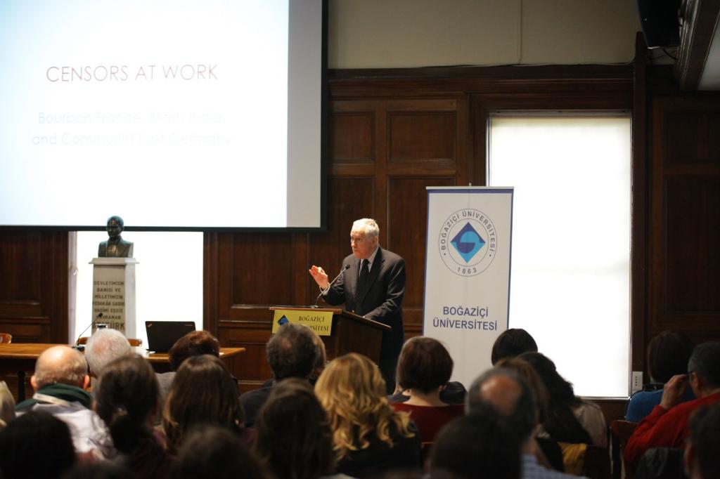 Prof. Robert Darnton: “Kedileri Severim, Sansürden Nefret Ederim”