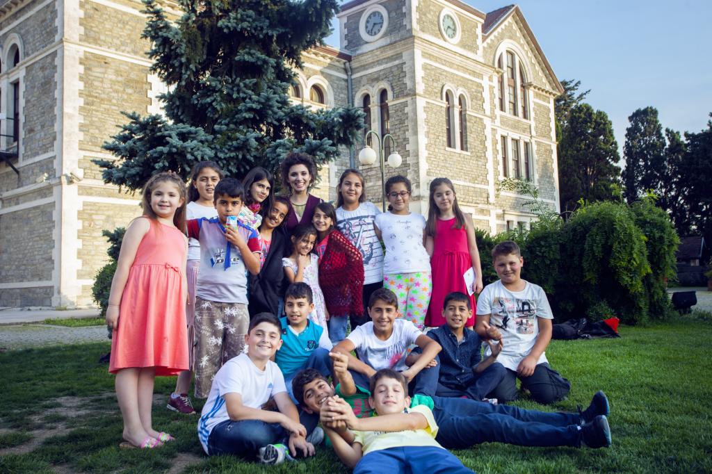 Ayvalıklı miniklerden ‘'Minik Elli Koca Yürekli Şarkılar''