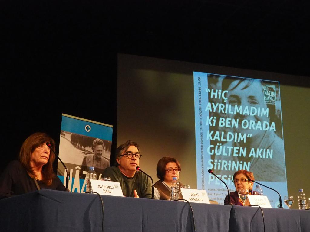 ''Türküler söyleyen şair''