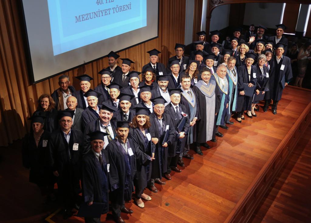 1977 mezunları 40 yıl sonra kampüste diploma heyecanı yaşadı