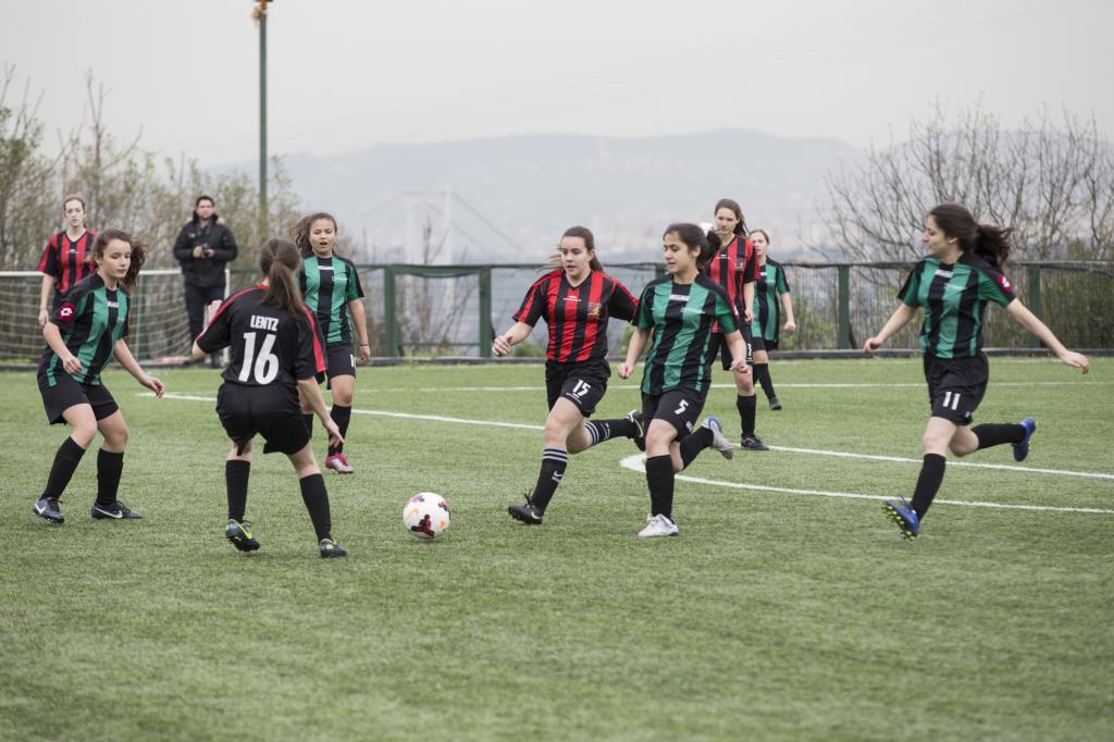 50 ilköğretim kız öğrencisi futbol ile Boğaziçi Üniversitesi'nde tanışıyor