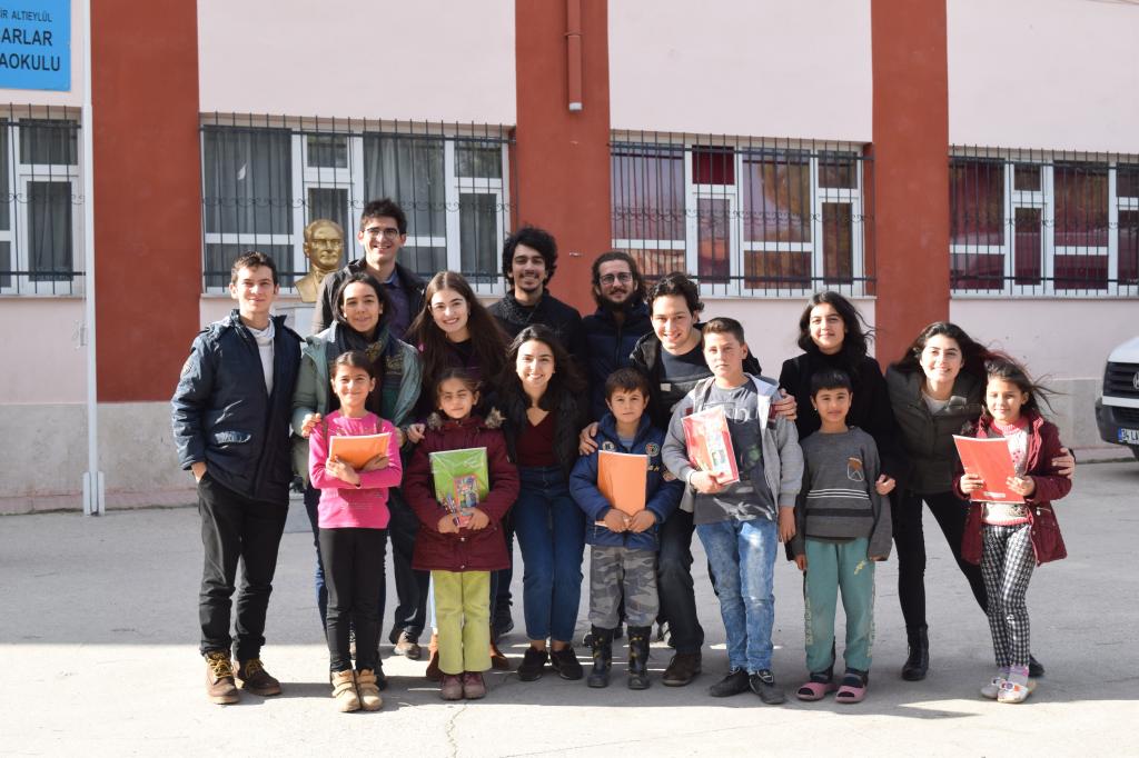 Boğaziçili öğrencilerden Balıkesir Macarlar köy okuluna kütüphane