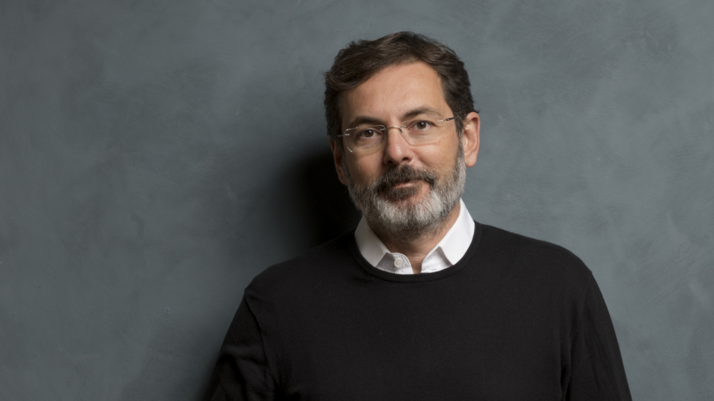 ‘'Yazmak içe doğru bir yolculuğun seyir defteri gibi …''