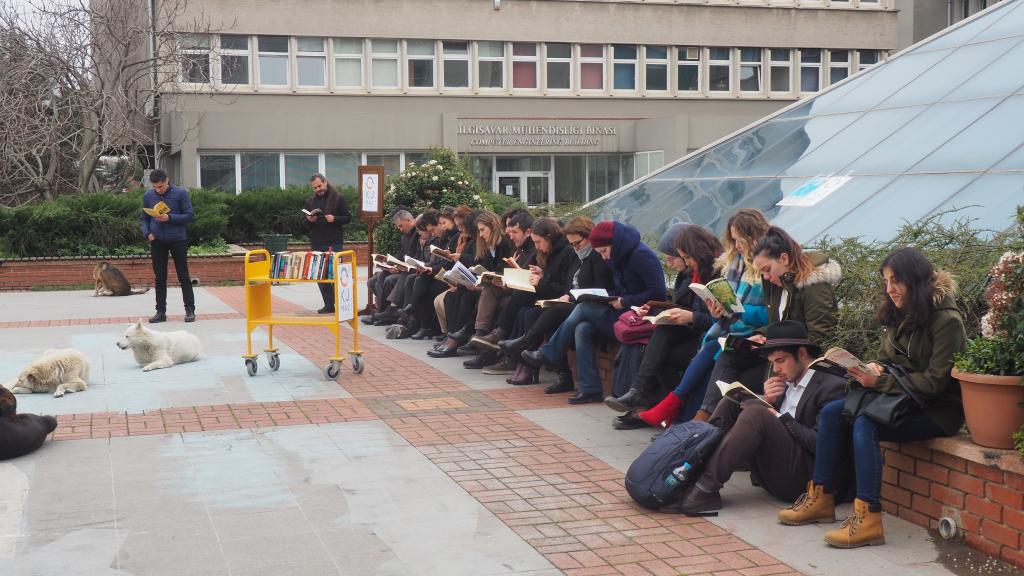 Boğaziçililer Kütüphane Haftası'nı kitap okuyarak kutladı