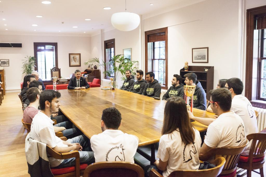 Rektör Mehmed Özkan şampiyonları ağırladı