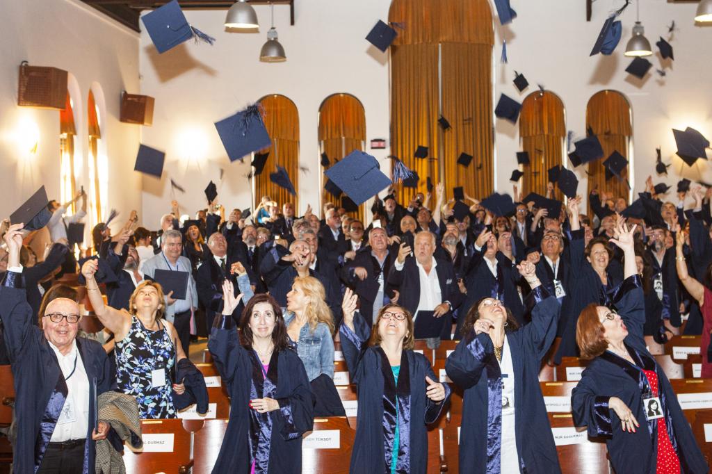 78 mezunları 40 yıl sonra kep fırlattı