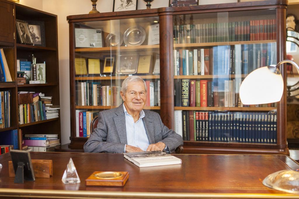 Boğaziçi'nin efsanevi hocalarından Vedat Yerlici hayata gözlerini yumdu...