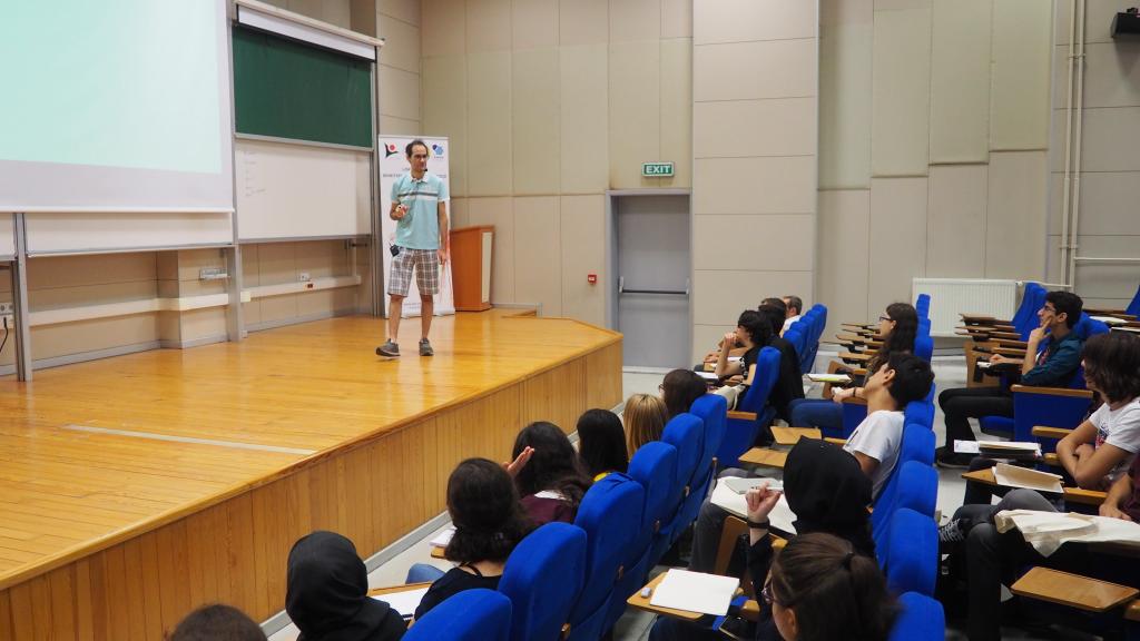 Türkiye'nin farklı kentlerinden 30 parlak öğrenci fizik tutkusu peşinde Boğaziçi'nde!