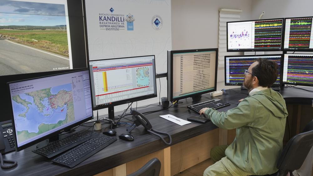 BoÄaziÃ§i Ãniversitesi Kandilli Rasathanesi ve Deprem AraÅtÄ±rma EnstitÃ¼sÃ¼ MÃ¼dÃ¼rÃ¼ Prof. Dr. Nurcan Meral Ãzel, tsunami tehlikesine dikkat Ã§ekti