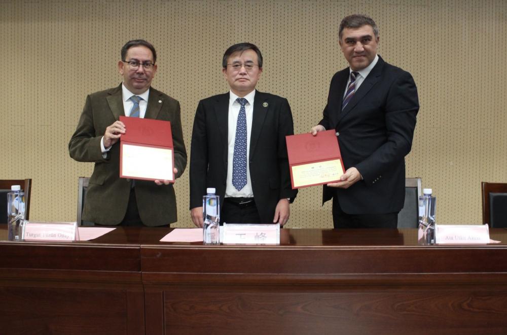 Prof. Dr. Turgut Tüzün Onay'a Çin'den Akademik Unvan