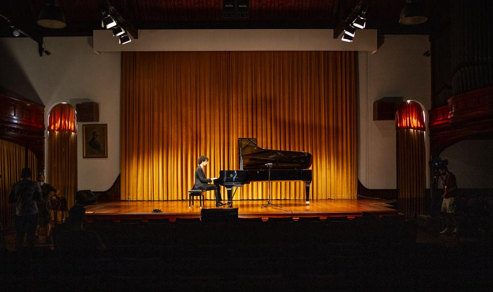 Albert Long Hall'de fiziksel mesafeli klasik müzik şöleni