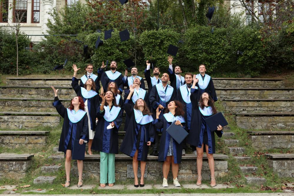 İkinci Öğretim Yüksek Lisans Mezunları diplomalarını aldı