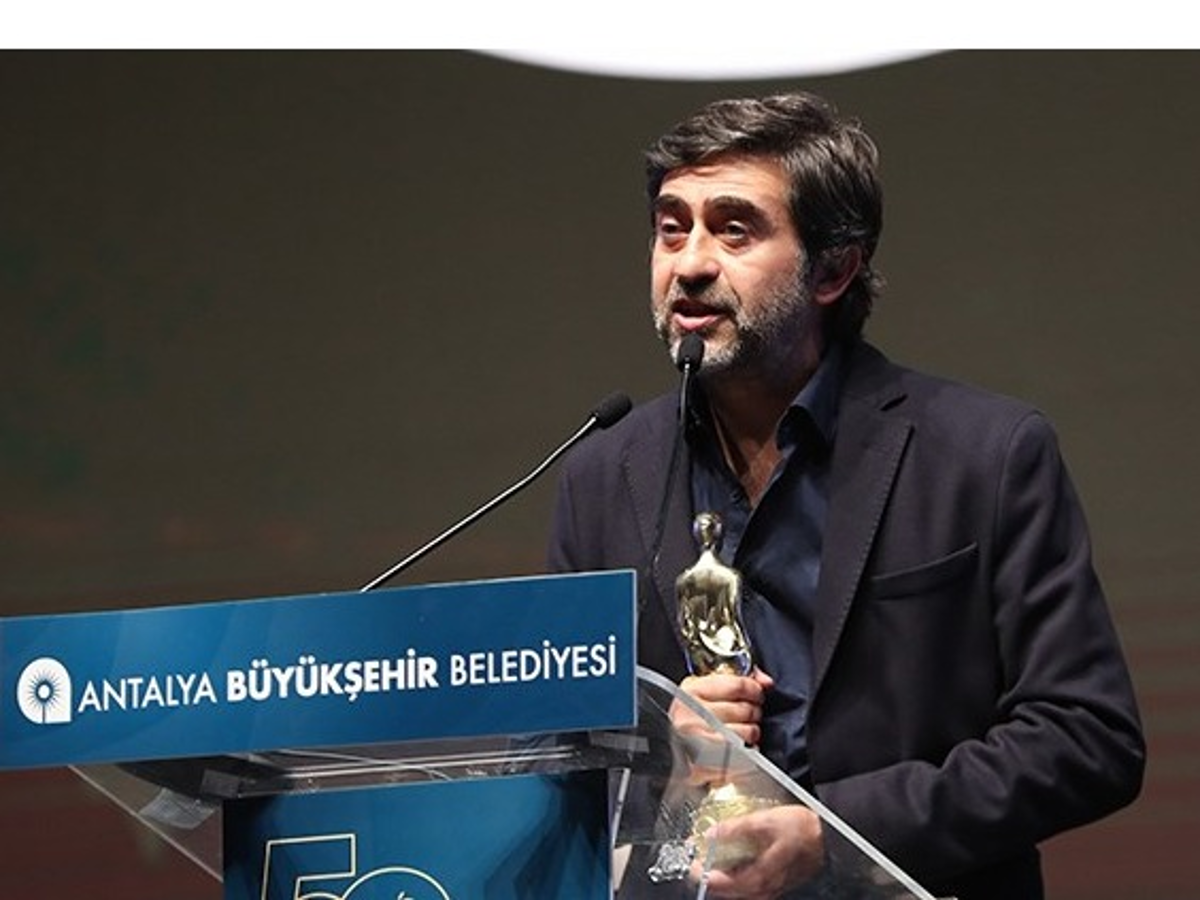 Emin Alper'in yönetmeni ve senaristi olduğu "Kurak Günler" filmi Antalya Altın Portakal Film Festivali'nde 9 ödüle layık görülmüştür.