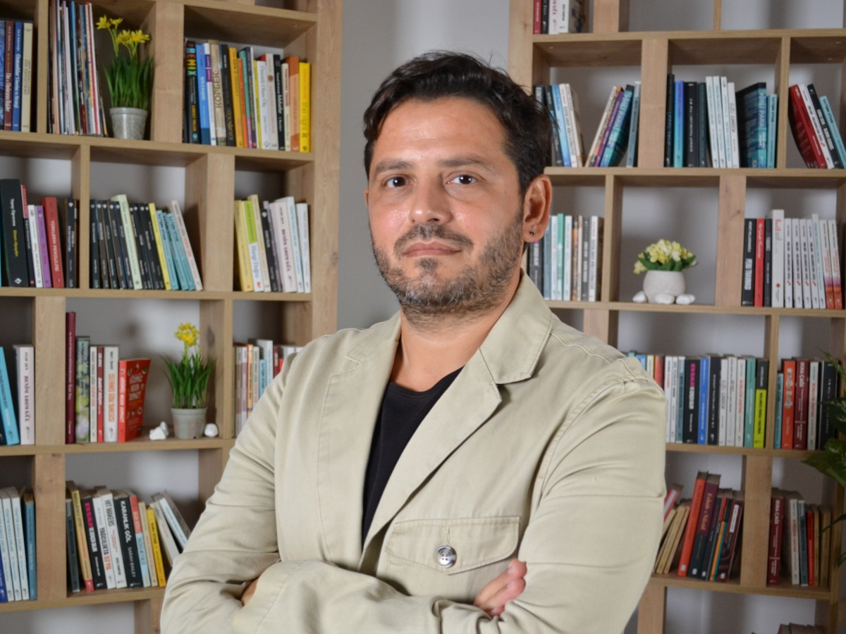 Atıl Ünal ilk romanını yayınladı.